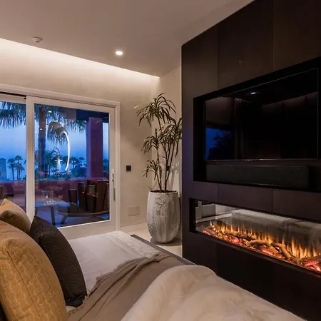 Vacation Marbella I The Signature Penthouse, Sea View, Sauna, Private Heated Jacuzzi, Cutting-edge Amenities Feriehus