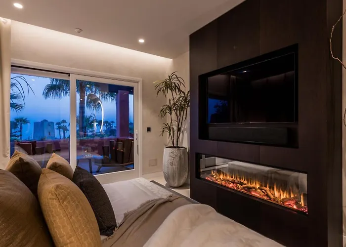 Vacation Marbella I The Signature Penthouse, Sea View, Sauna, Private Heated Jacuzzi, Cutting-edge Amenities Сasa de vacaciones