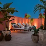 Vacation Marbella I The Signature Penthouse, Flat In Estepona, Sea View, Sauna, Communal And Indoor Pool, Gym, Private Heated Jacuzzi, Cutting-edge Amenities, High-end Renovation Будинок відпочинку *