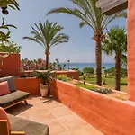 Vacation Marbella I The Signature Penthouse, Flat In Estepona, Sea View, Sauna, Communal And Indoor Pool, Gym, Private Heated Jacuzzi, Cutting-edge Amenities, High-end Renovation Будинок відпочинку Естепона