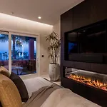 Vacation Marbella I The Signature Penthouse, Flat In Estepona, Sea View, Sauna, Communal And Indoor Pool, Gym, Private Heated Jacuzzi, Cutting-edge Amenities, High-end Renovation Будинок відпочинку