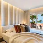 Vacation Marbella I The Signature Penthouse, Flat In Estepona, Sea View, Sauna, Communal And Indoor Pool, Gym, Private Heated Jacuzzi, Cutting-edge Amenities, High-end Renovation Будинок відпочинку