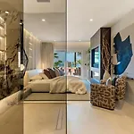 Будинок відпочинку Vacation Marbella I The Signature Penthouse, Flat In Estepona, Sea View, Sauna, Communal And Indoor Pool, Gym, Private Heated Jacuzzi, Cutting-edge Amenities, High-end Renovation *