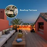 Vacation Marbella I The Signature Penthouse, Flat In Estepona, Sea View, Sauna, Communal And Indoor Pool, Gym, Private Heated Jacuzzi, Cutting-edge Amenities, High-end Renovation Будинок відпочинку