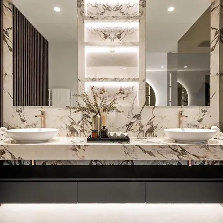 Nyaraló Vacation Marbella I The Signature Penthouse, Sea View, Sauna, Private Heated Jacuzzi, Cutting-edge Amenities Estepona